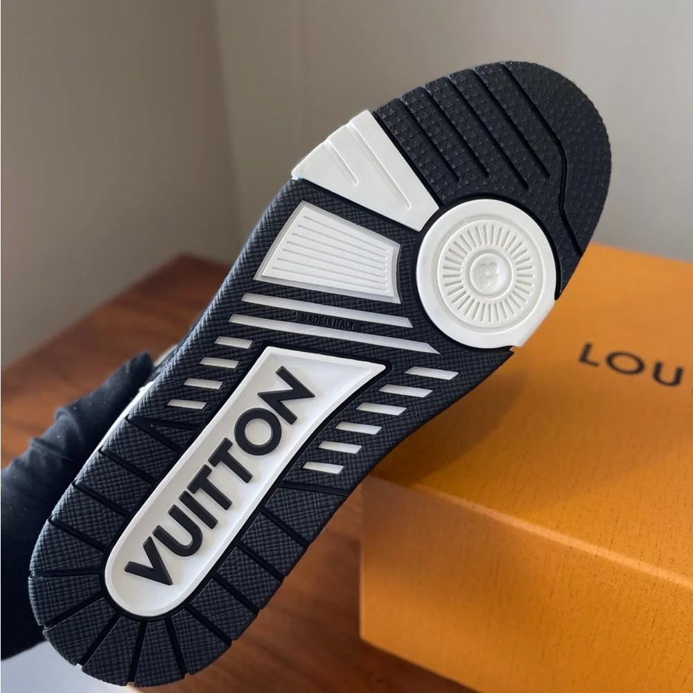 Louis Vuitton Men’s Men Trainer Trainers Sneakers Black White